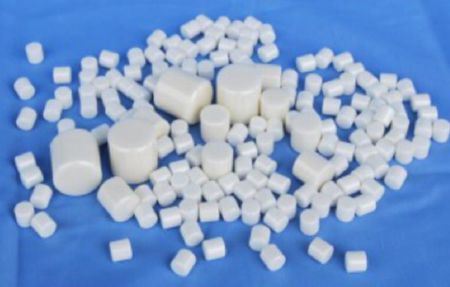 Pour le traitement de l'oxyde de zirconium