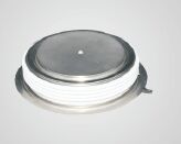 Composant de brasage céramique métallisée pour applications techniques sous vide poussé, haute tension et haute pression