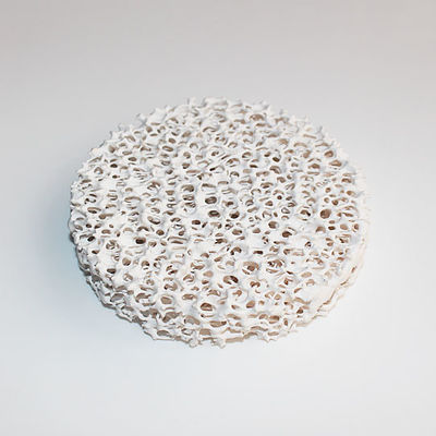 Porosité en céramique du filtre 80-90% de mousse d'alumine carrée ronde de fonderie