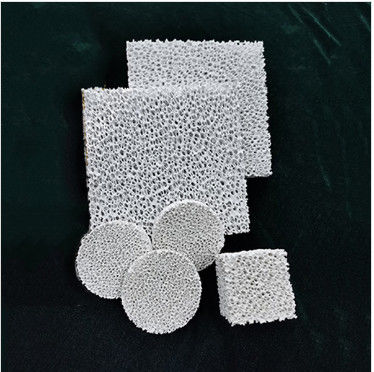 Porosité en céramique du filtre 80-90% de mousse d'alumine carrée ronde de fonderie