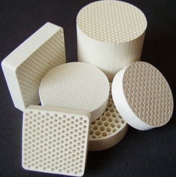 Transporteurs de catalyseurs en céramique de nid d'abeilles blanc 51% SiO2 pour la purification d'essence