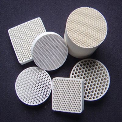Transporteurs de catalyseurs en céramique de nid d'abeilles blanc 51% SiO2 pour la purification d'essence