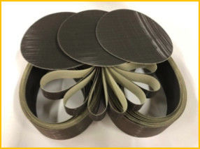 Individu affilant le micron de ceinture de tissu abrasif de pyramides - a évalué des particules d'oxyde d'aluminium